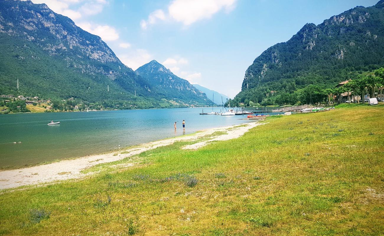 Photo de Spiaggia di Vesta avec caillou fin gris de surface