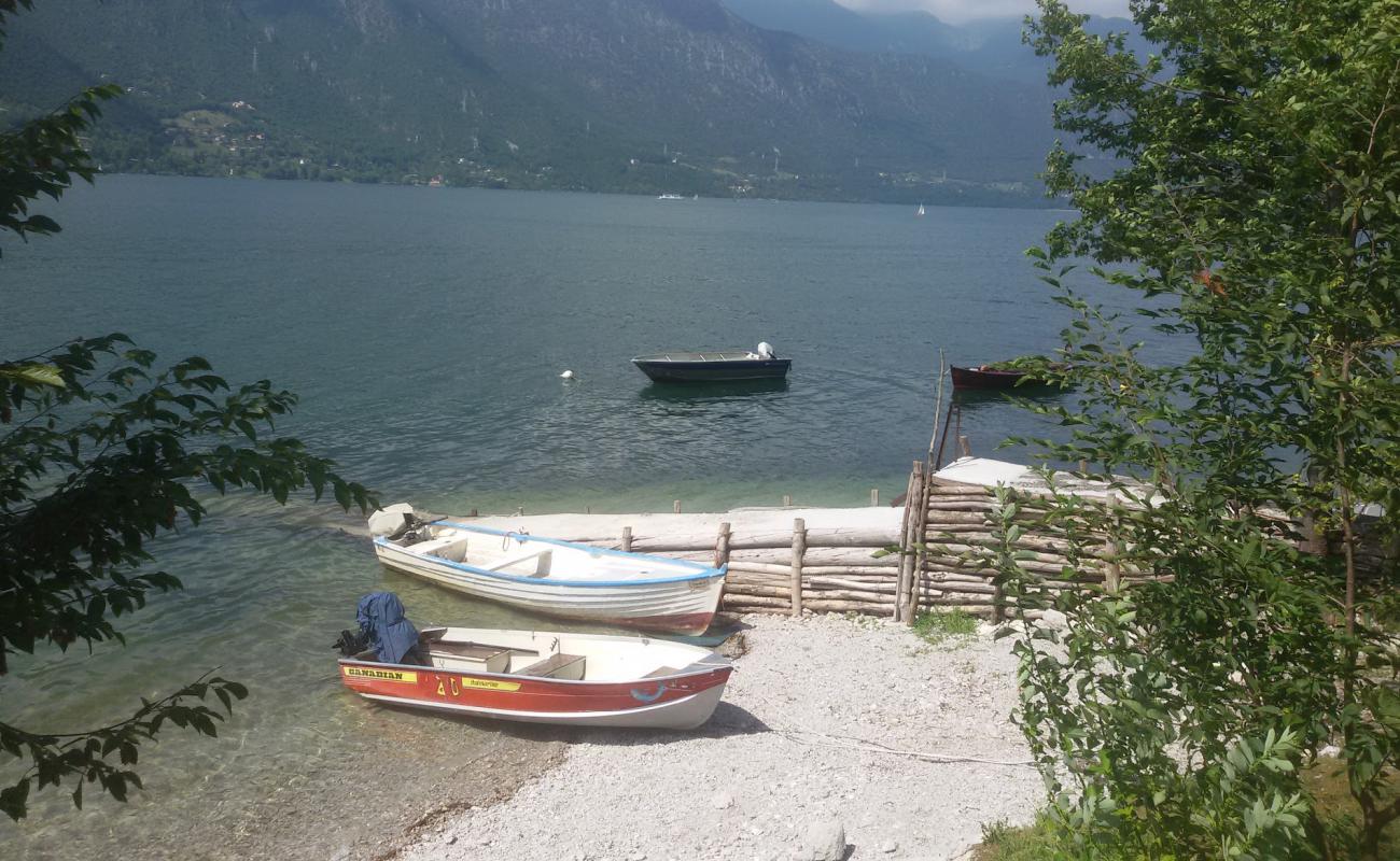 Photo de Parole Beach avec sable gris & rochers de surface