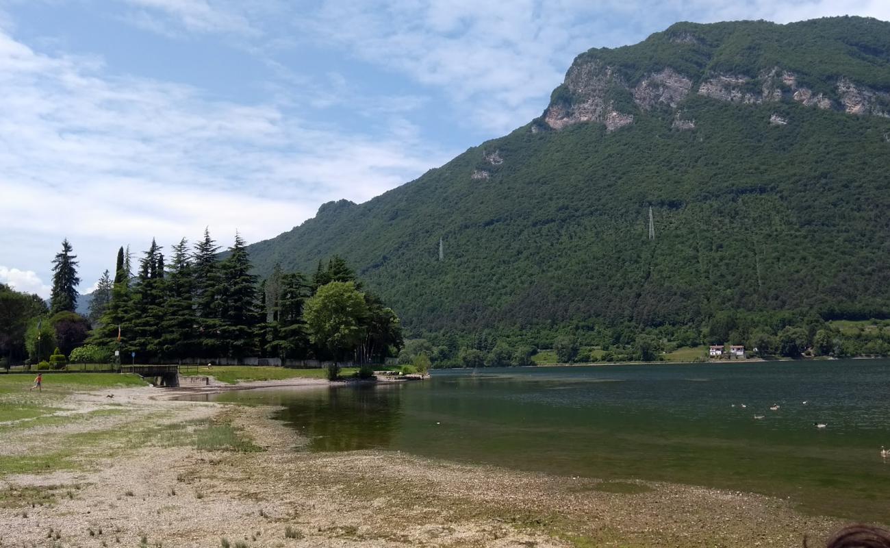 Photo de Togni Beach avec herbe de surface