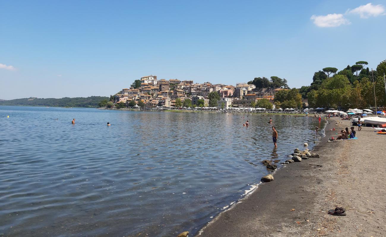 Photo de Spiaggia Libera avec sable noir avec caillou de surface