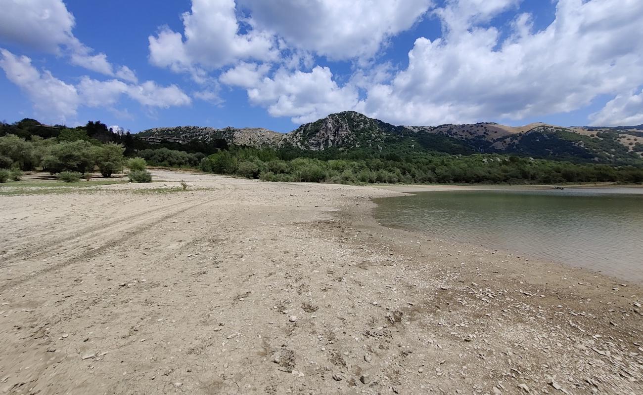 Photo de Spiaggia de Lago di Gallo avec sable beige & galets de surface