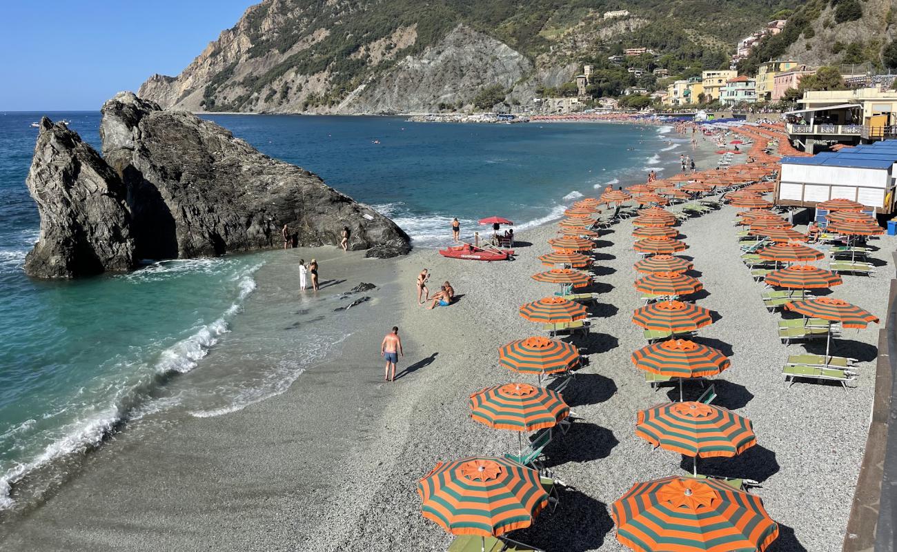 Photo de Plage de Fegina avec sable lumineux de surface