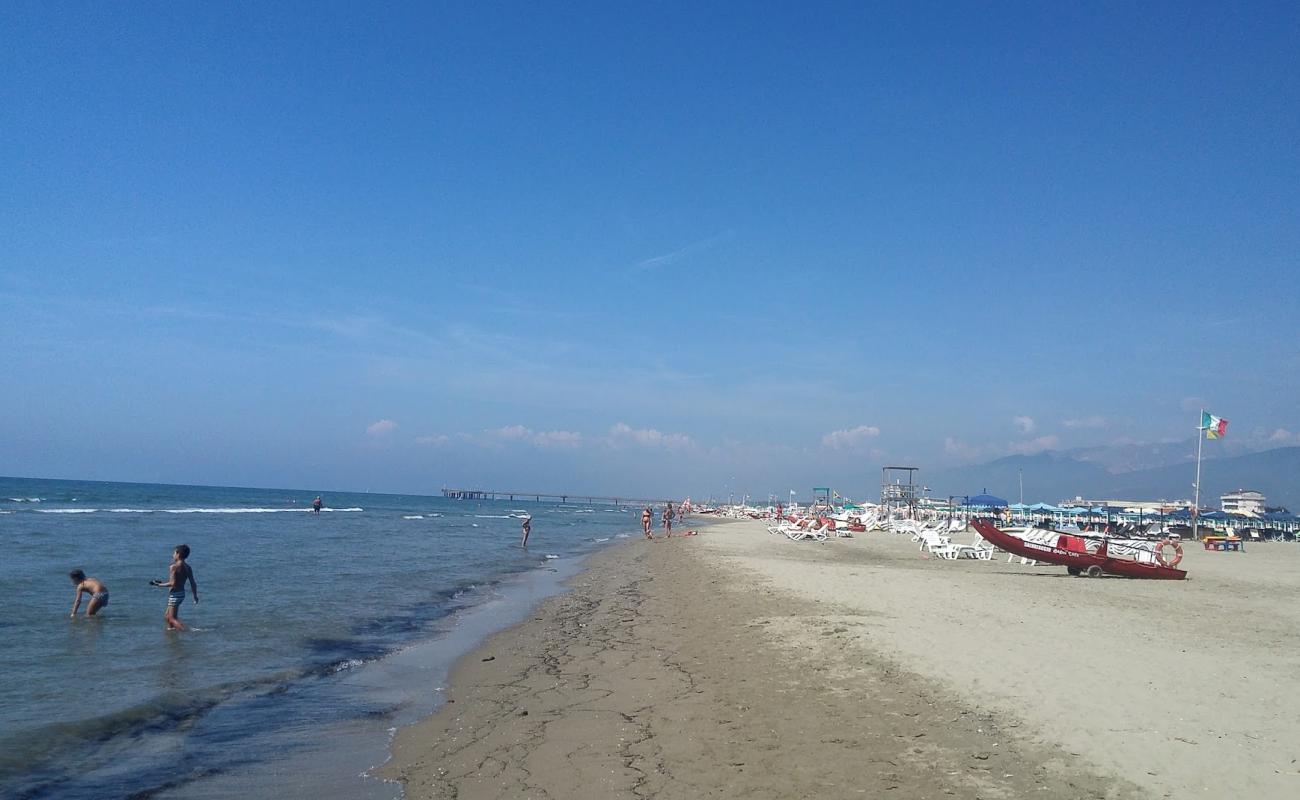 Photo de Spiaggia Marina di Pietrasanta avec sable beige fin de surface