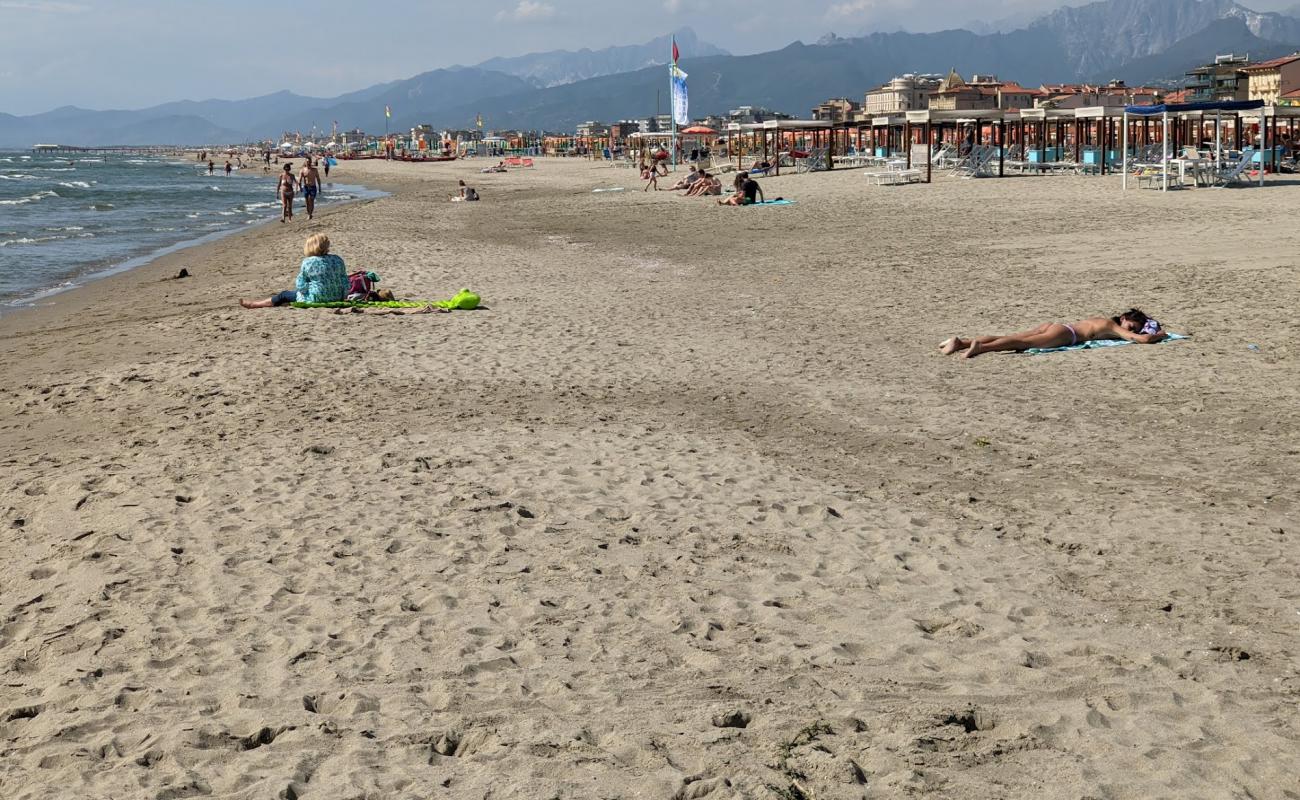 Photo de Spiaggia Lido di Camaiore avec sable beige fin de surface
