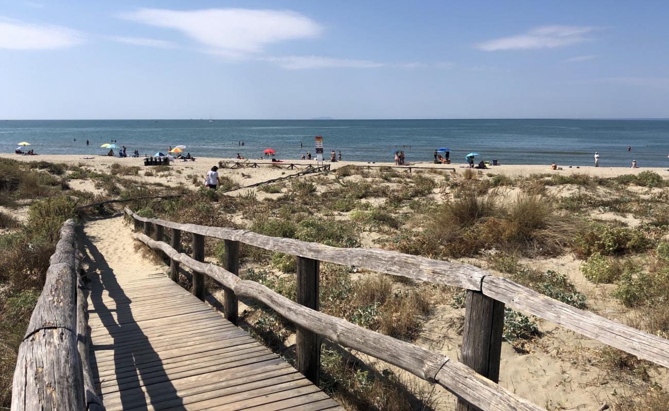 Photo de Spiaggia Libera Tirrenia avec sable fin et lumineux de surface