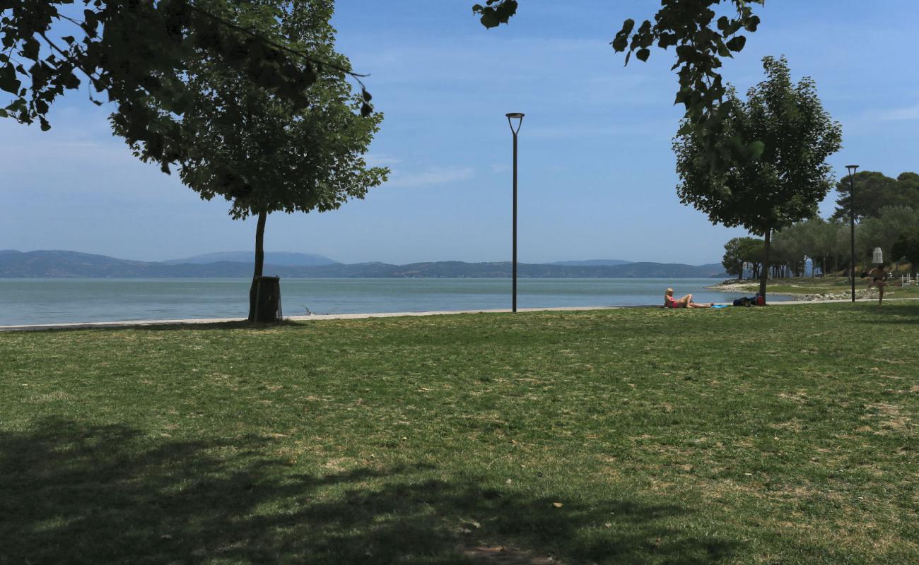 Photo de Sastiglione del lago spiaggia avec sable lumineux de surface