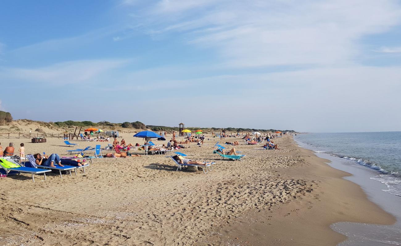 Photo de Plage de Capocotta avec sable lumineux de surface