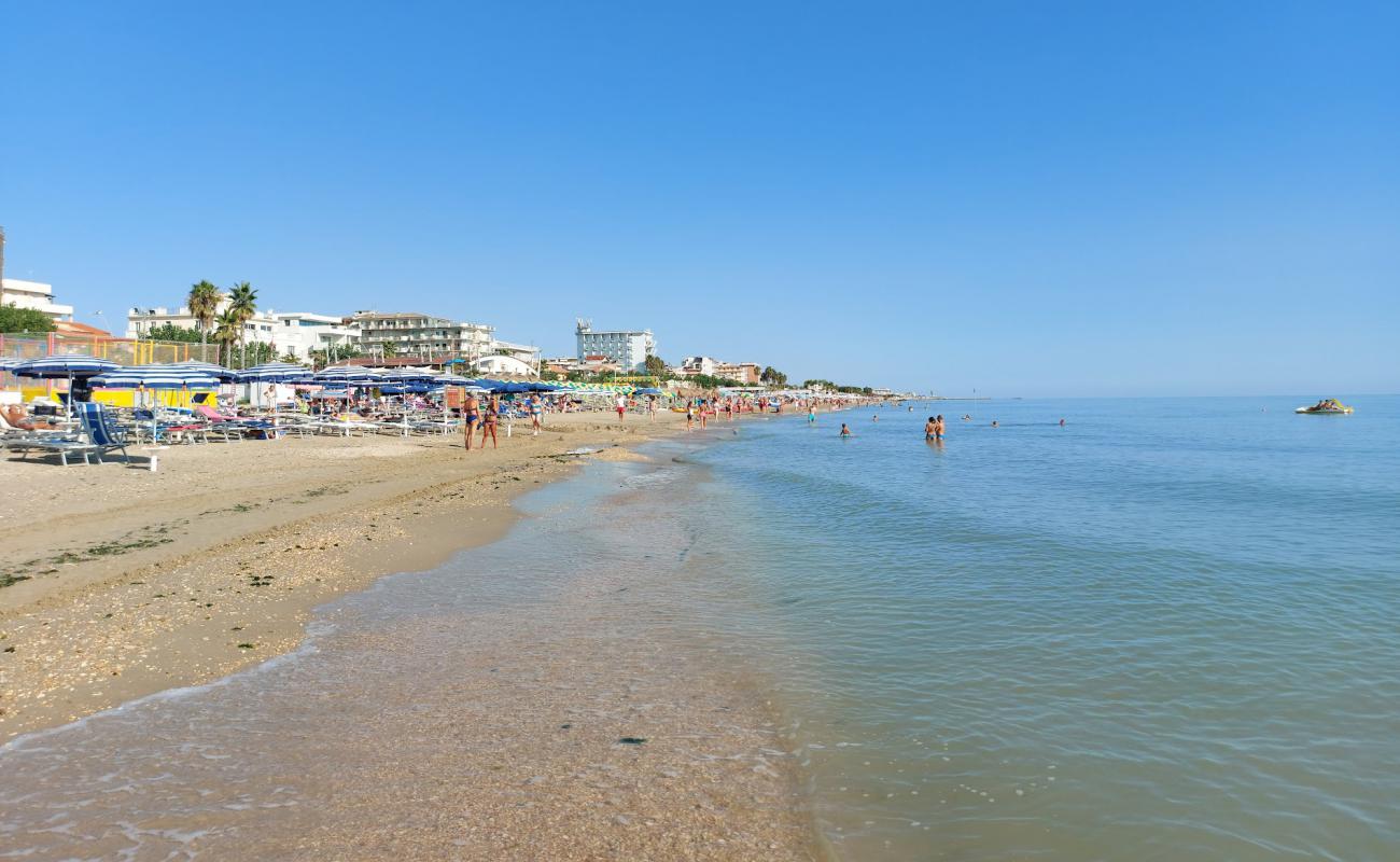 Photo de Spiaggia di Alba Adriatica avec sable lumineux de surface