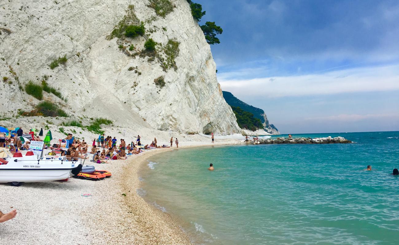 Photo de Plage Frate avec petits galets beige de surface