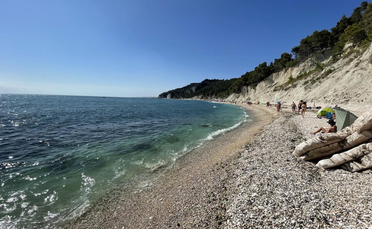 Photo de Spiaggia Sassi Neri avec petits galets beige de surface