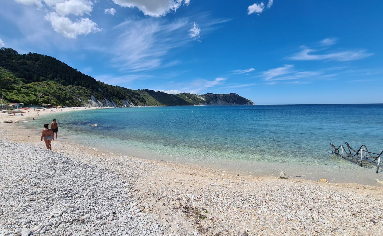 Photo de Portonovo Beach avec galets beige de surface
