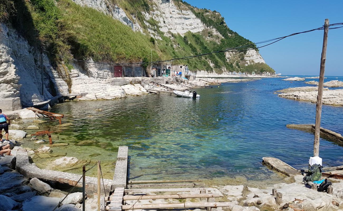 Photo de Spiaggia della Scalaccia avec roches de surface