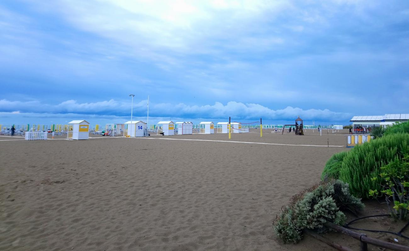 Photo de Spiaggia di Caorle avec sable lumineux de surface