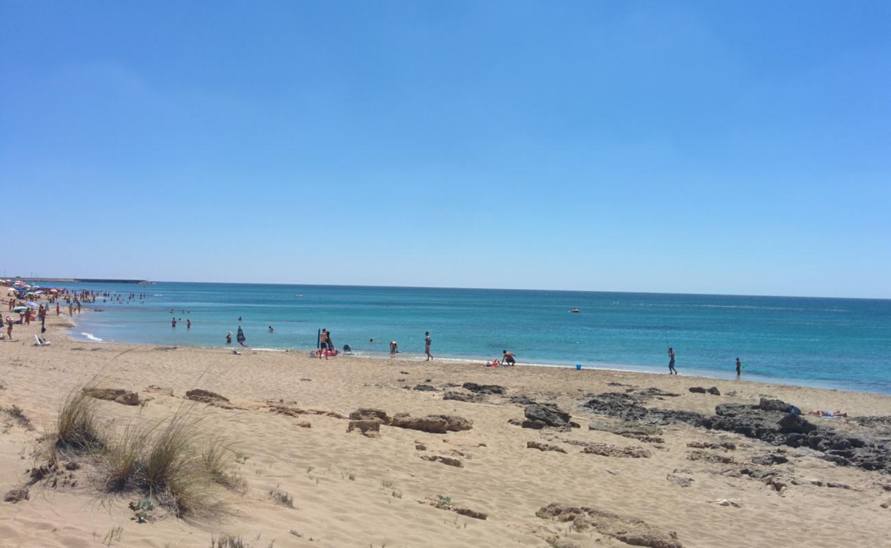 Photo de Spiaggia d'Ayala avec sable lumineux de surface