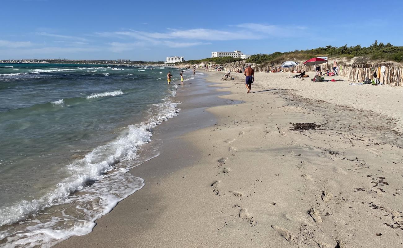 Photo de Spiaggia degli Innamorati avec sable lumineux de surface