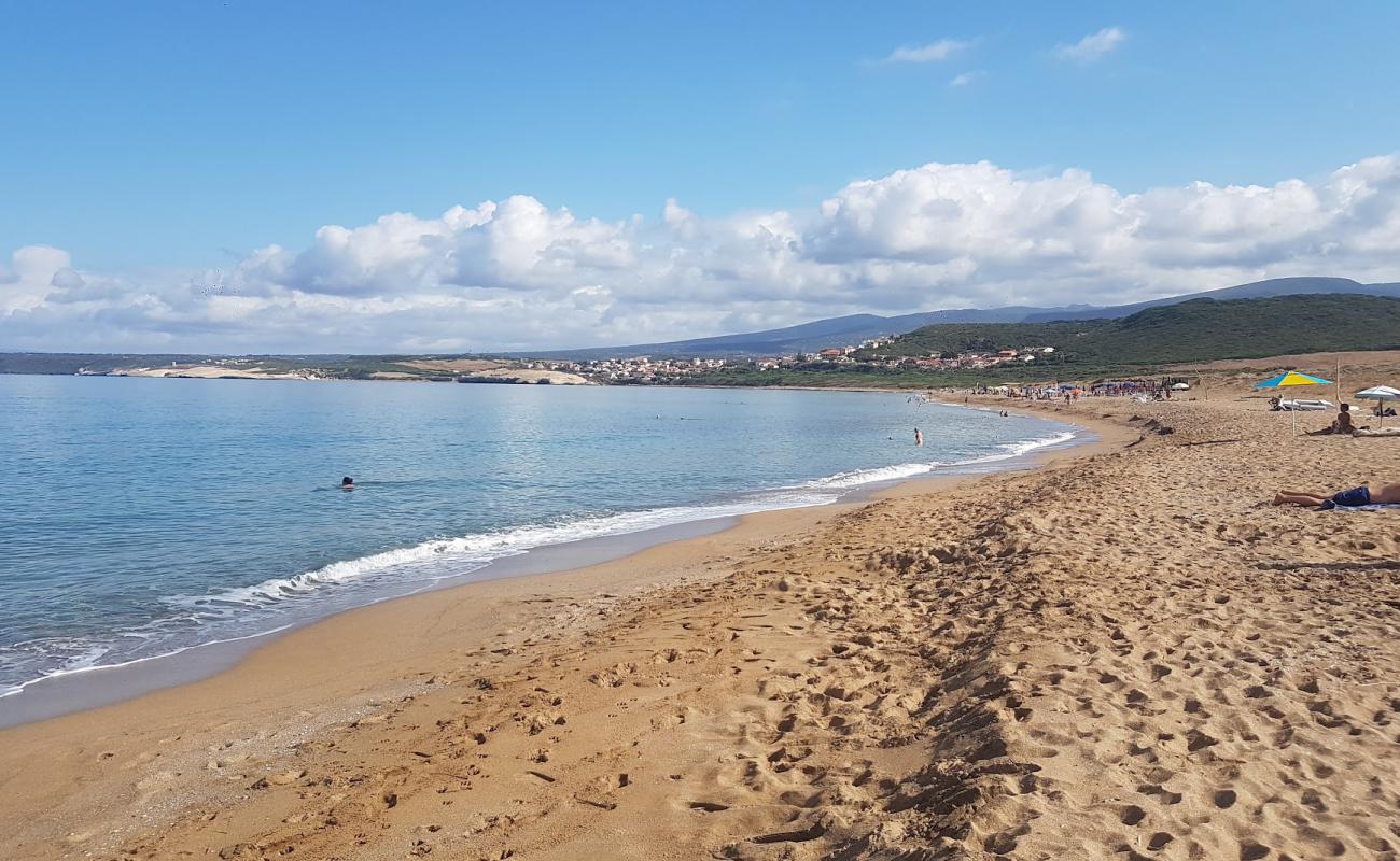 Photo de Spiaggia di Is Asrenas avec sable lumineux de surface