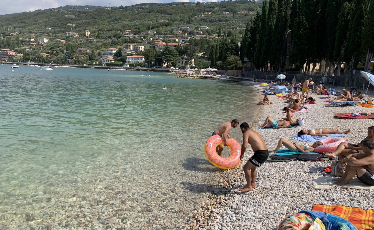 Photo de Spiaggia di Torri del Benaco avec galets gris de surface