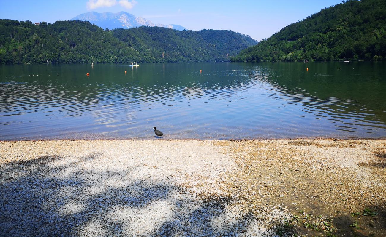 Photo de Spiaggia pubblica di Levico avec caillou fin clair de surface