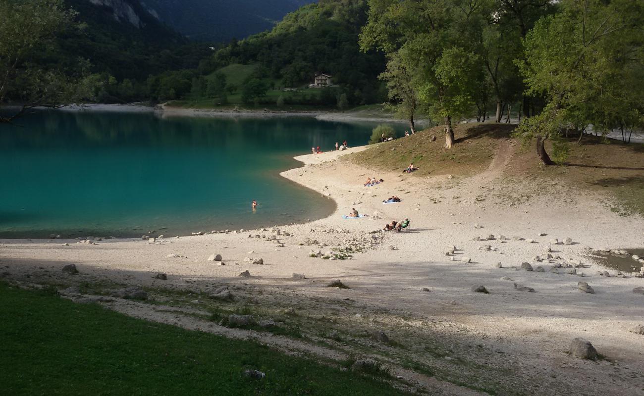 Photo de Spiaggia lago di tenno avec caillou fin clair de surface