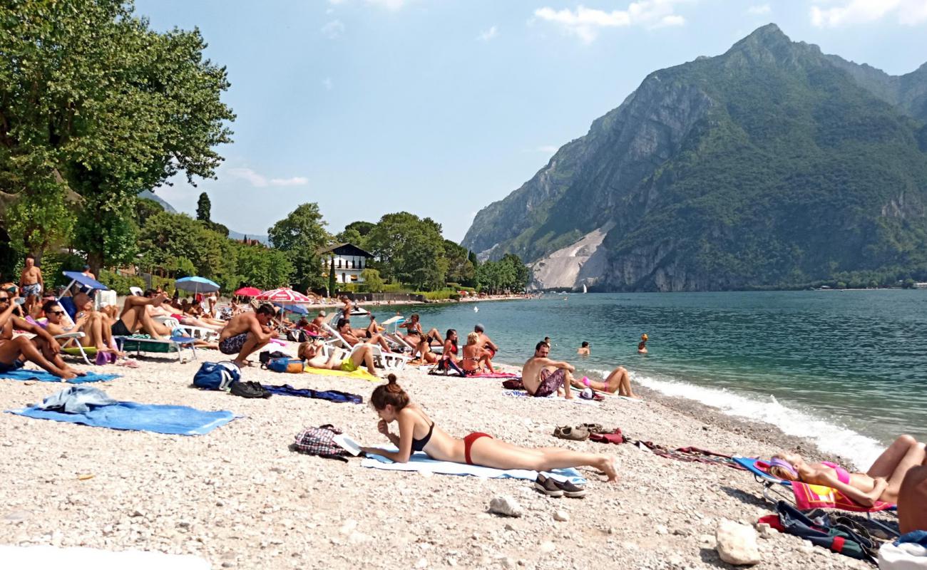 Photo de Spiaggia di Abbadia Lariana avec caillou fin clair de surface