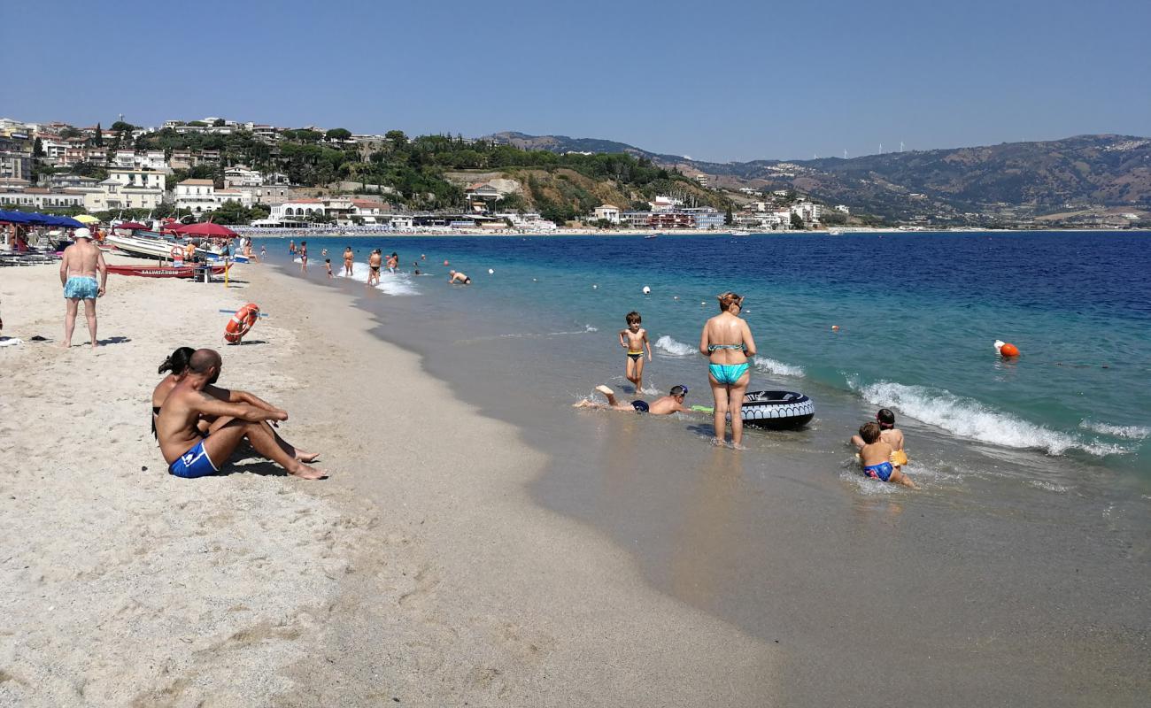 Photo de Plage de Soverato avec sable lumineux de surface