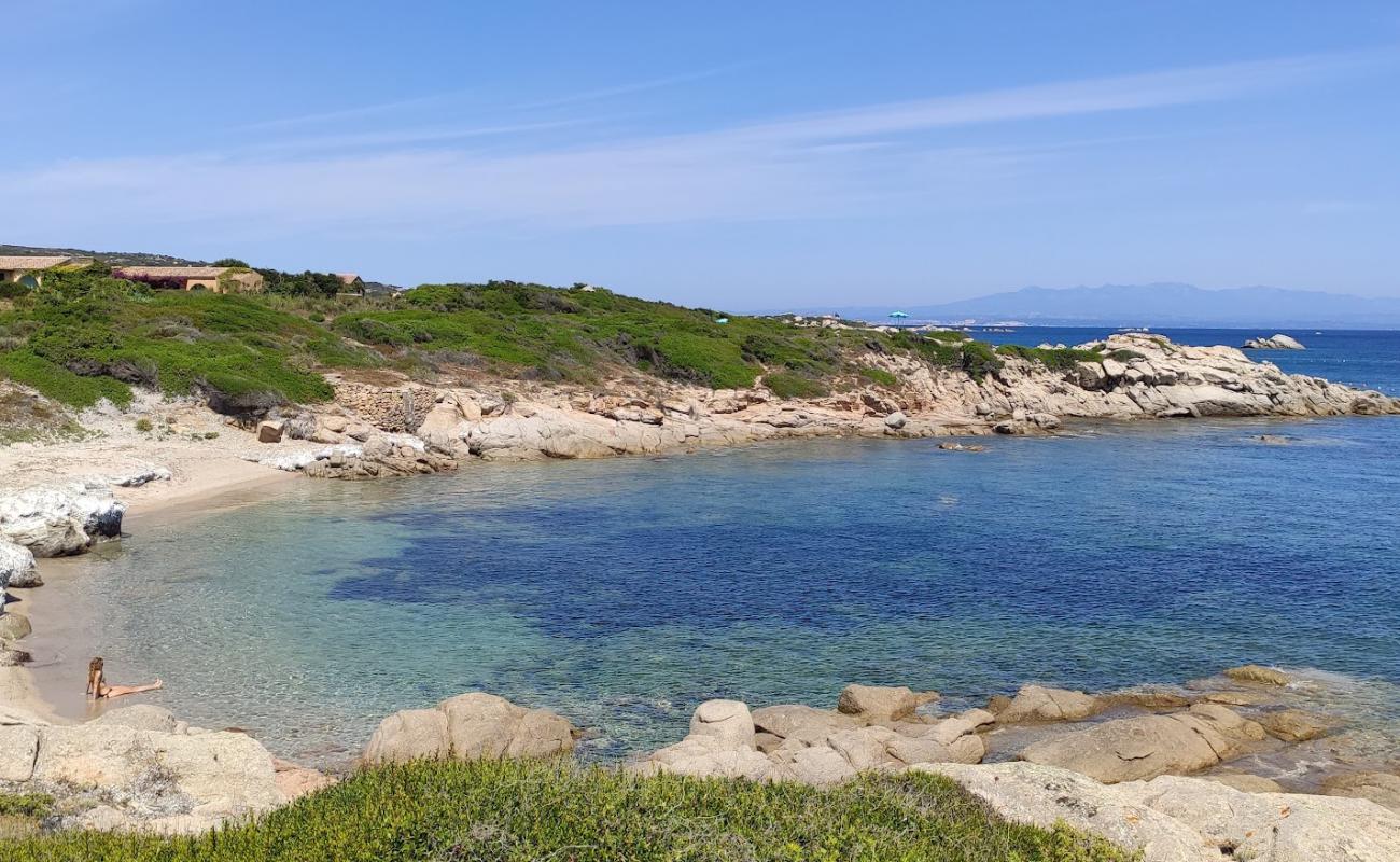 Photo de Valle Dell'Erica Beach avec sable beige de surface