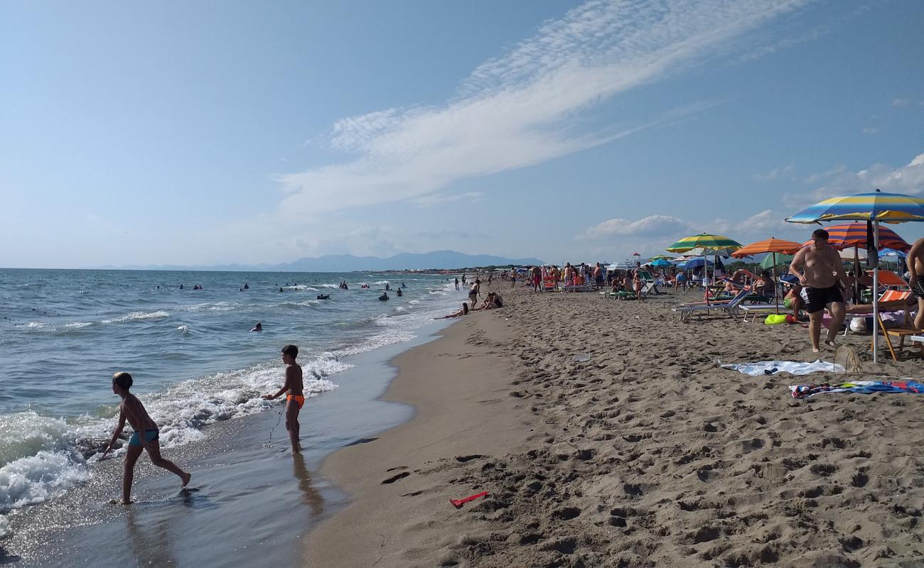 Photo de Plage Flava (Castel Volturno) avec sable lumineux de surface