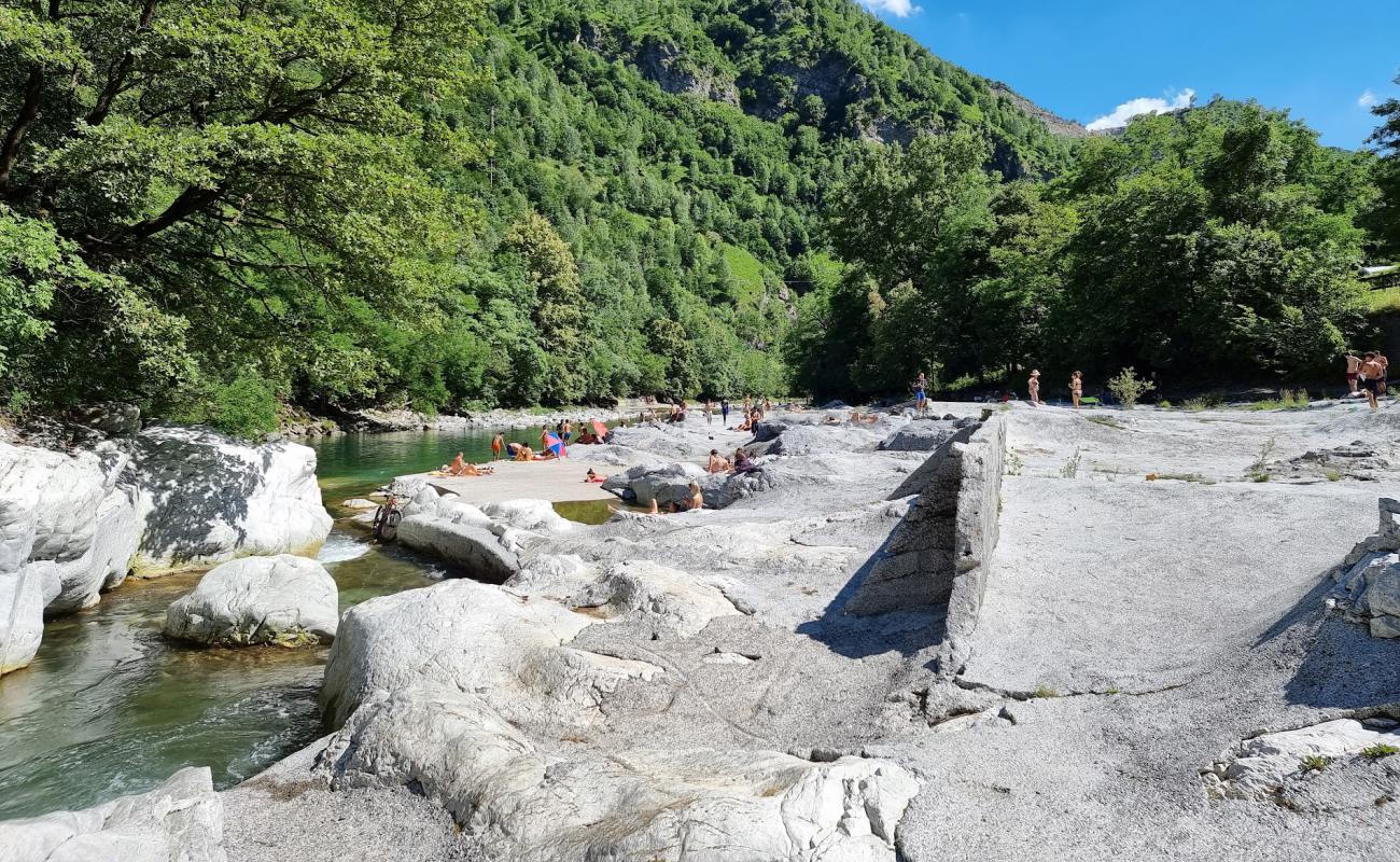 Photo de Plage de Coston avec roches de surface