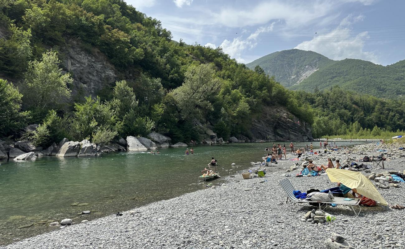 Photo de Plage de Bobbio avec sable gris & rochers de surface