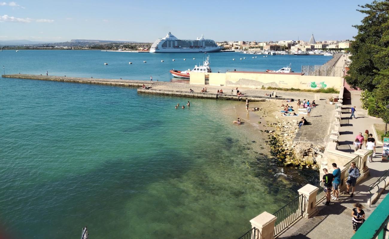 Photo de Spiaggetta della Marina in Ortigia avec sable lumineux de surface