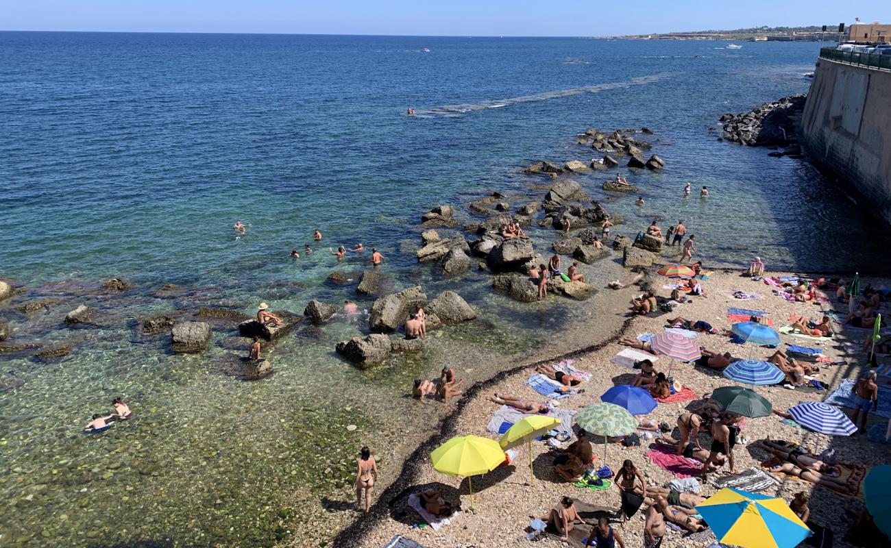 Photo de Cala Rossa Beach avec sable gris avec roches de surface