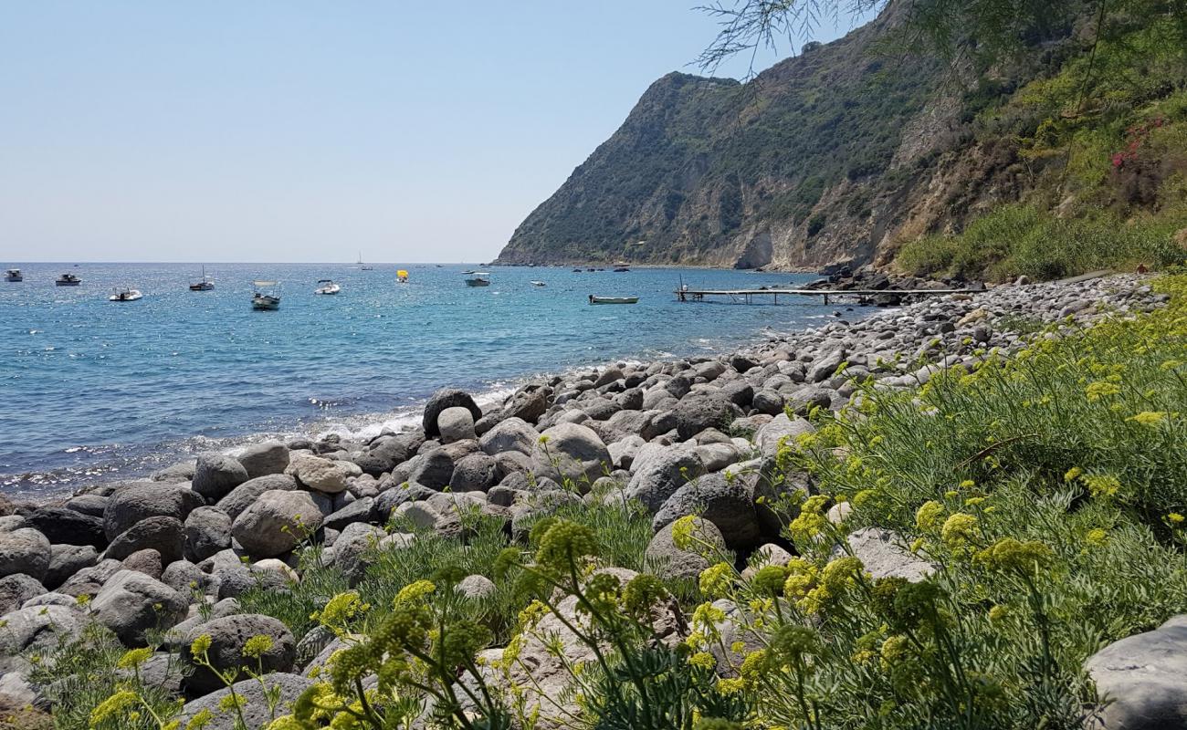 Photo de Spiaggia Scarrupata avec roches de surface