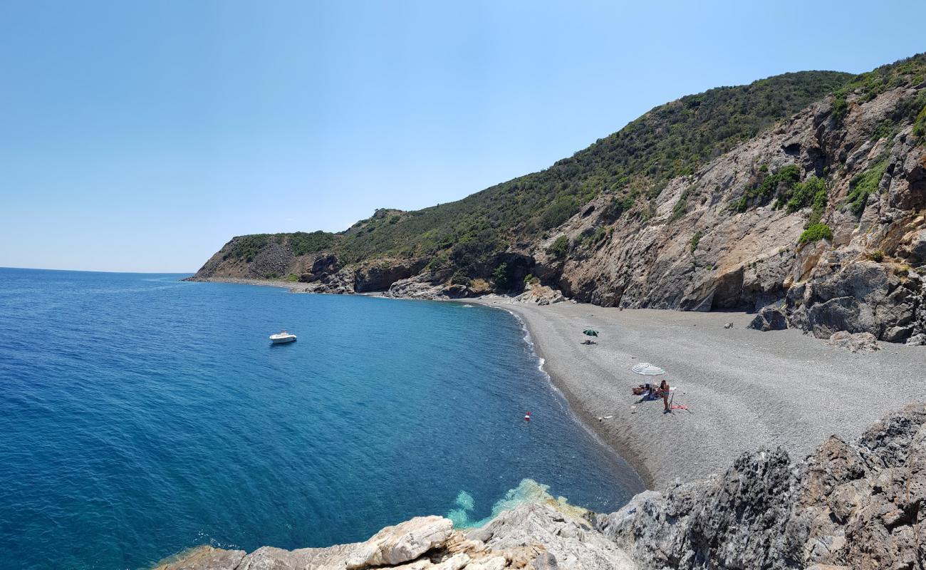 Photo de Spiaggia del Ginepro avec caillou fin gris de surface