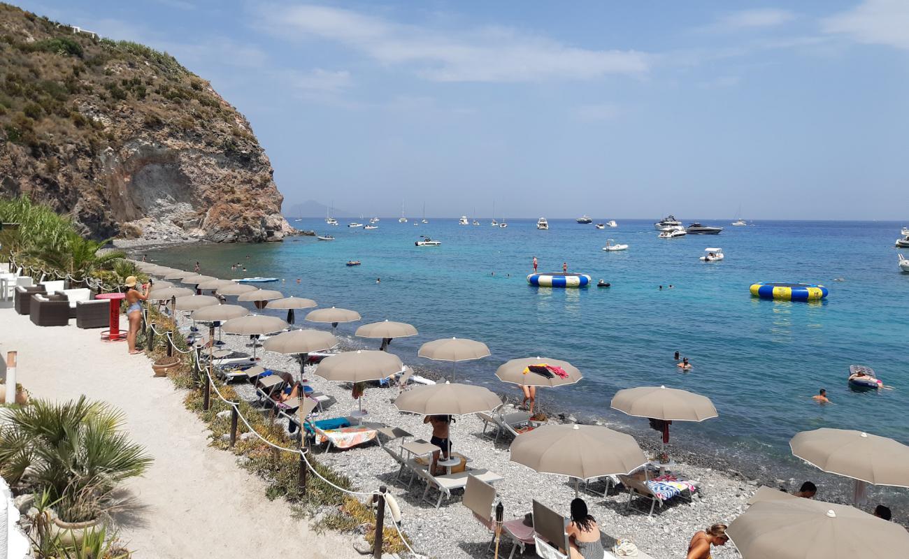 Photo de White Beach  avec sable gris avec roches de surface