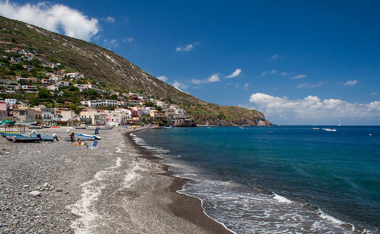 Photo de Coral Beach, Canneto avec galets noirs de surface