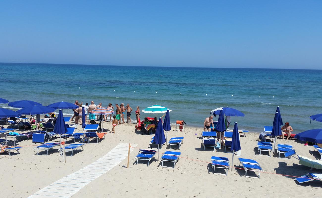 Photo de Bau Bau Beach avec sable lumineux de surface