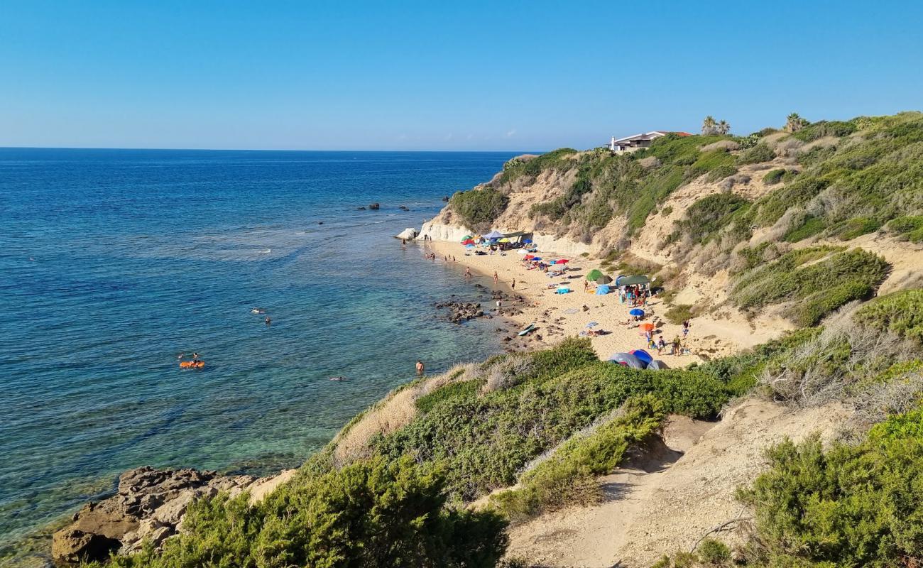 Photo de Punta Perruledda North Beach avec sable beige de surface