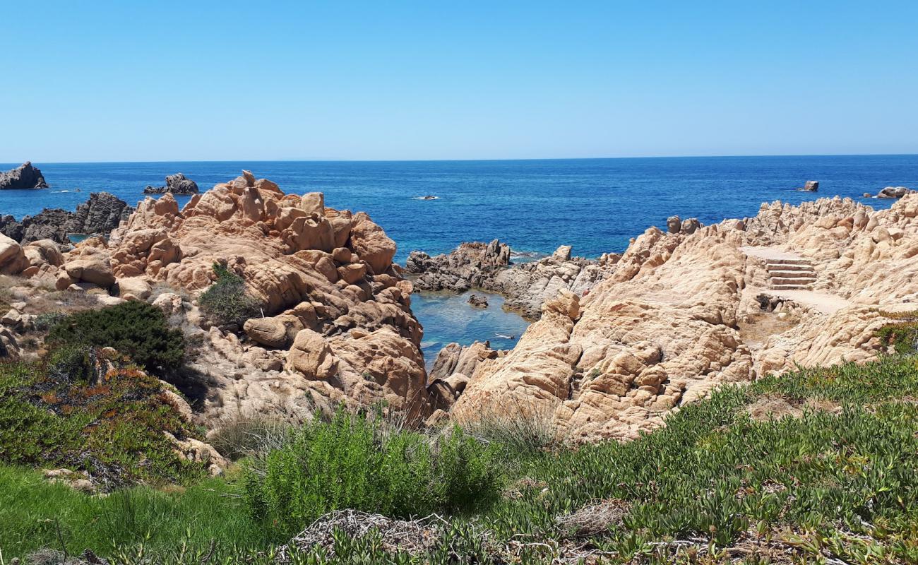 Photo de Spiaggia Li Baietti avec roches de surface