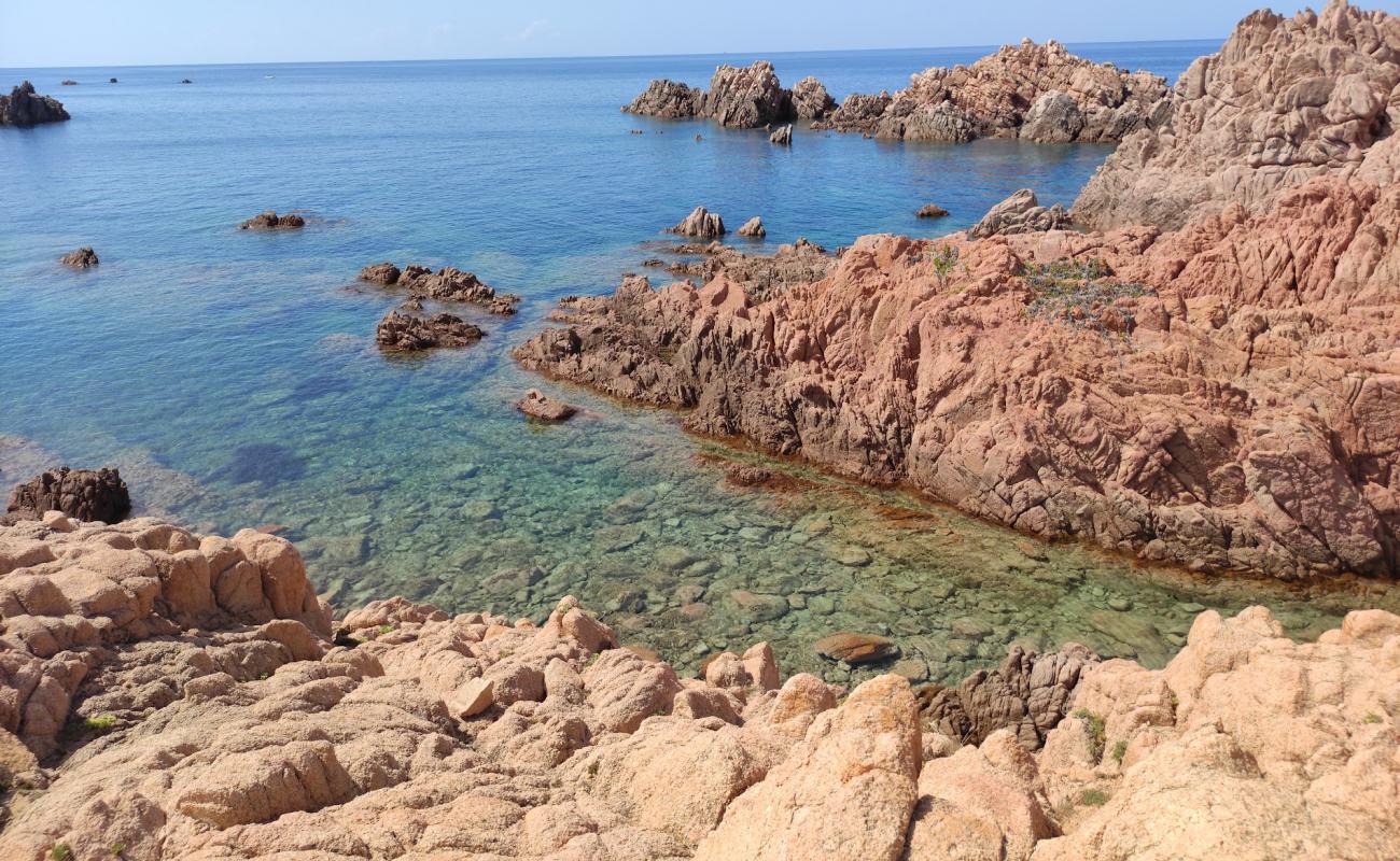 Photo de La Sorgente Beach avec terrain rocheux de surface