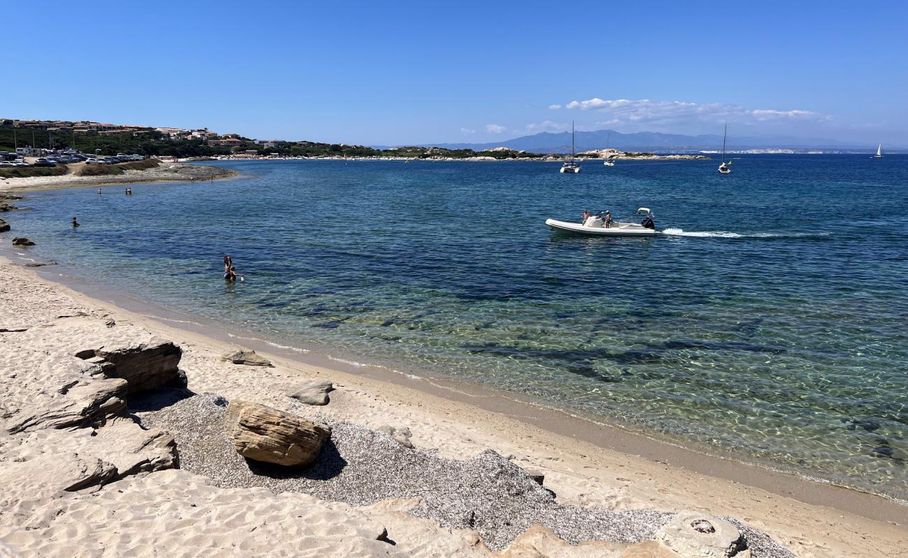 Photo de Rena di Levante Due Mari Beach avec sable beige & pierres de surface