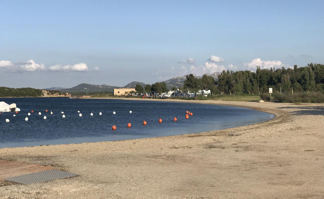 Photo de Porto Pozzo beach avec sable beige de surface