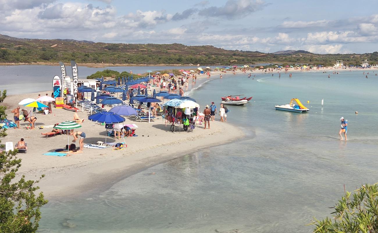 Photo de Spiaggia Lu Postu avec sable lumineux de surface