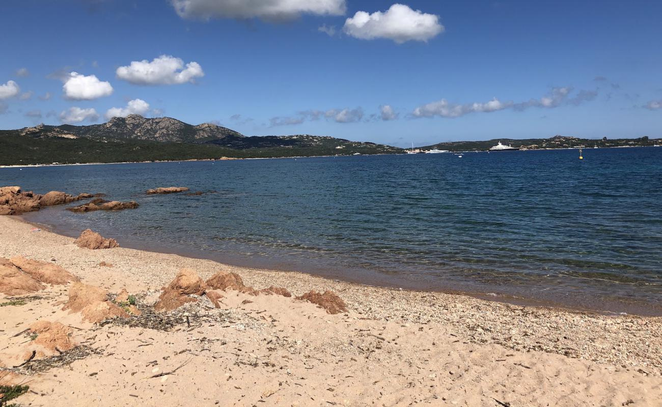 Photo de Spiaggia dei Ricci avec sable brillant et rochers de surface