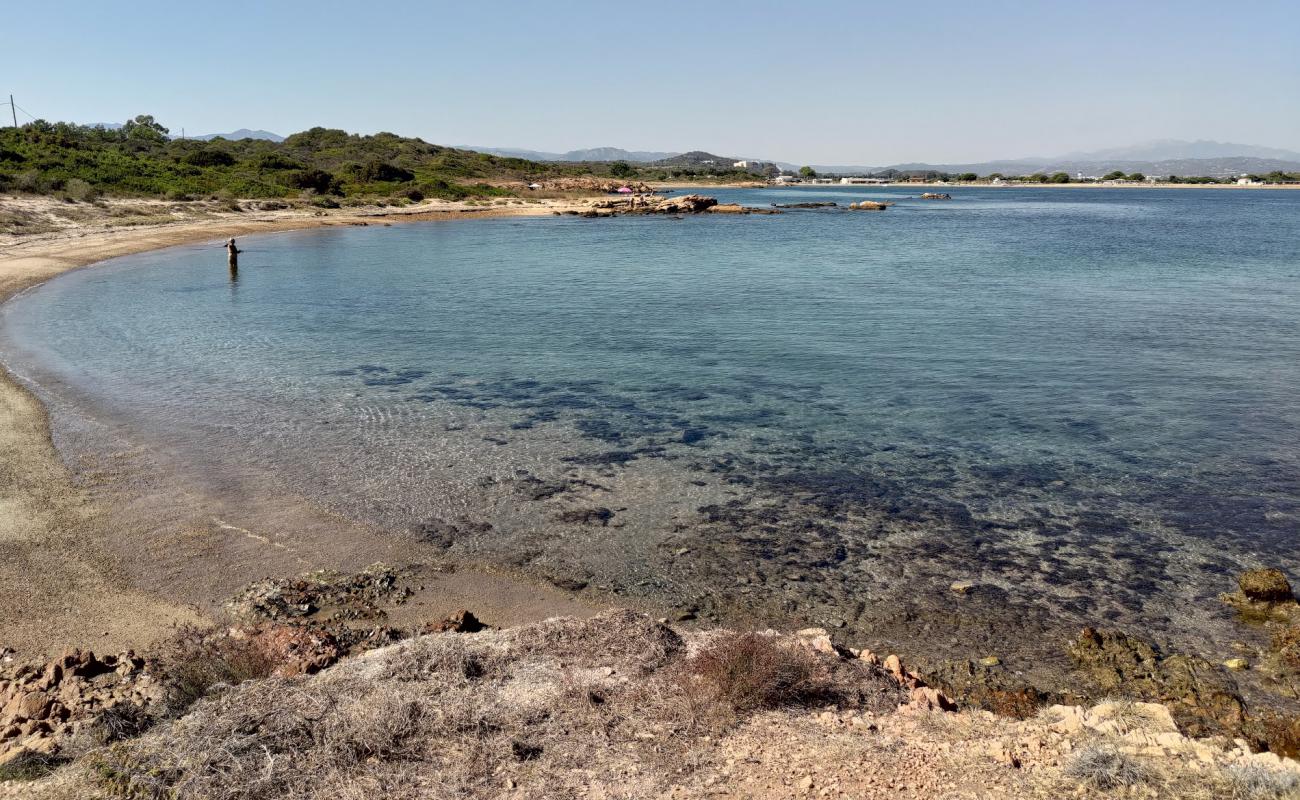 Photo de Spiaggia di Punta Saline avec caillou fin clair de surface