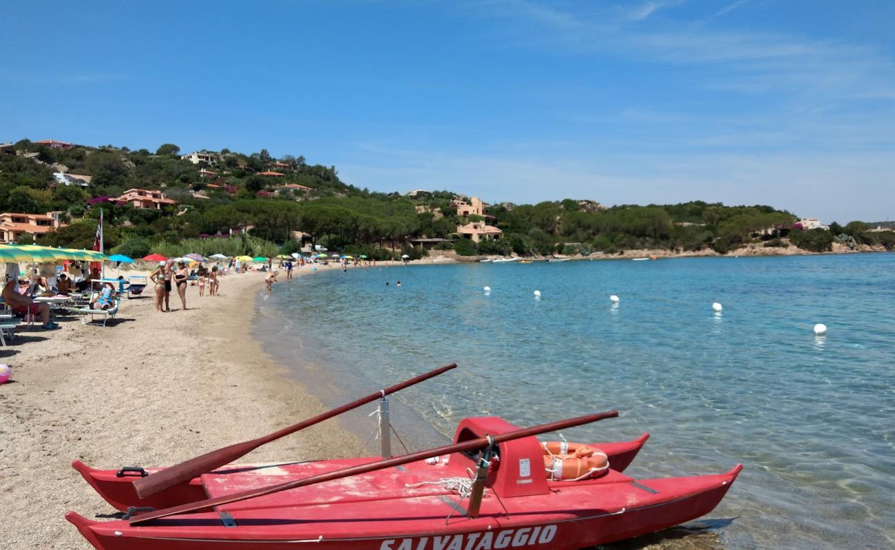 Photo de Cala Girgolu avec sable lumineux de surface