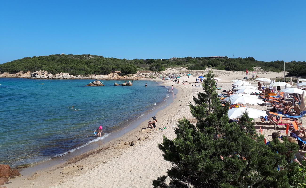 Photo de Spiaggia Grande Baia avec sable lumineux de surface