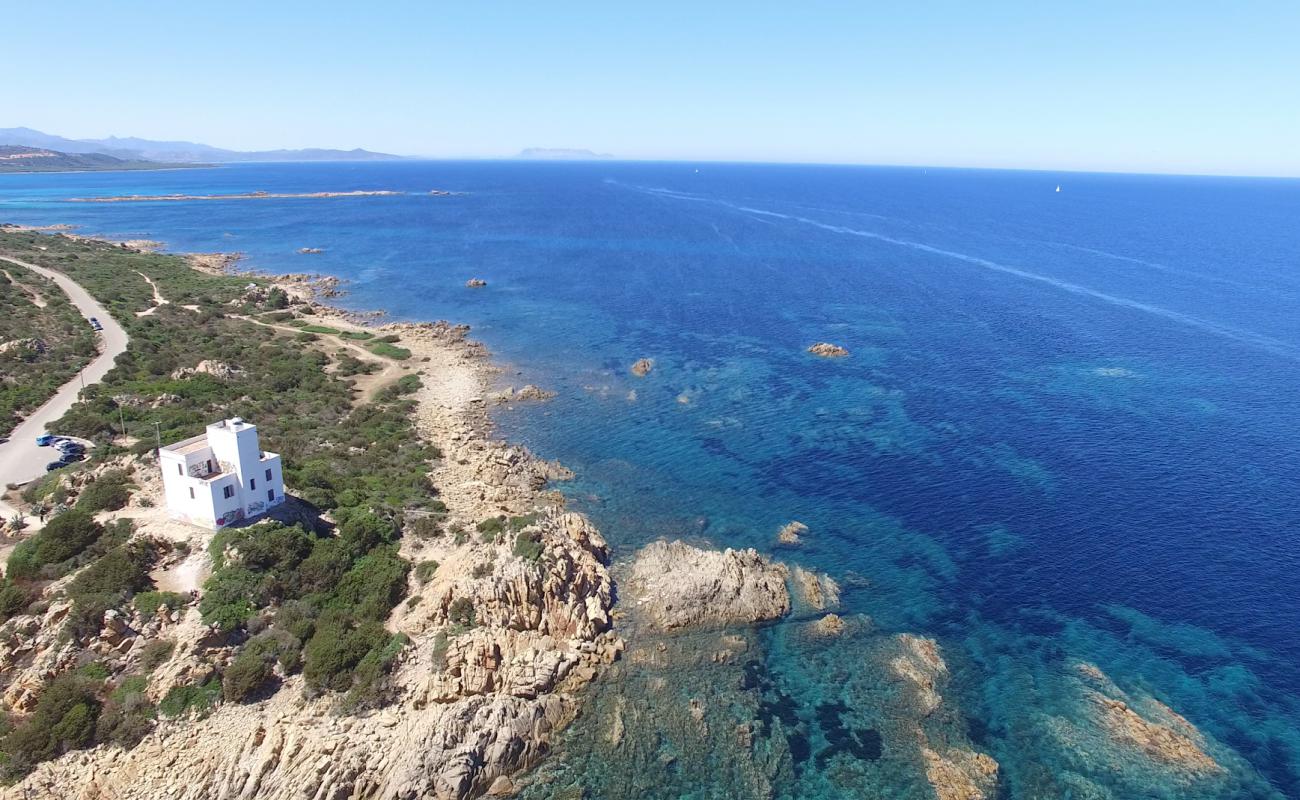 Photo de Faro di Capo Comino avec terrain rocheux de surface