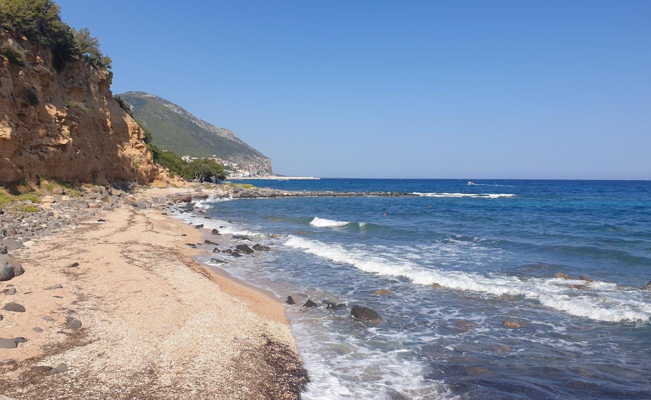 Photo de S'Abba Meica Beach avec petits galets beige de surface