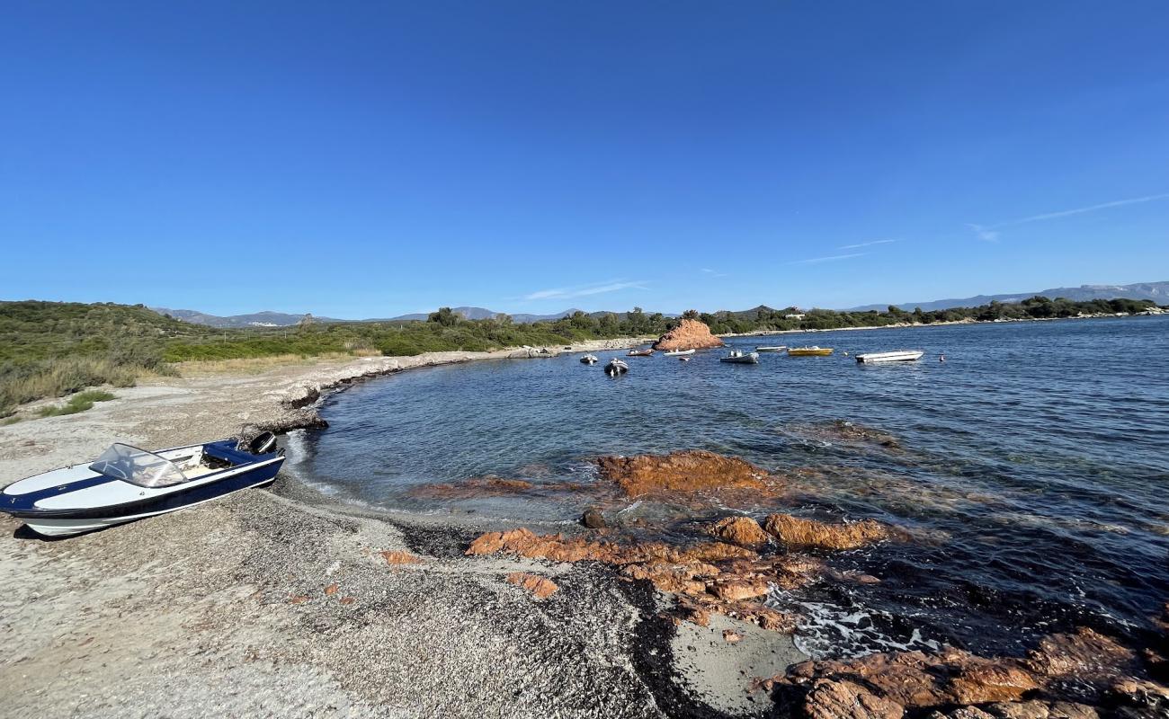 Photo de Spiaggia di S'Abba e s'Ulimu avec sable gris avec roches de surface