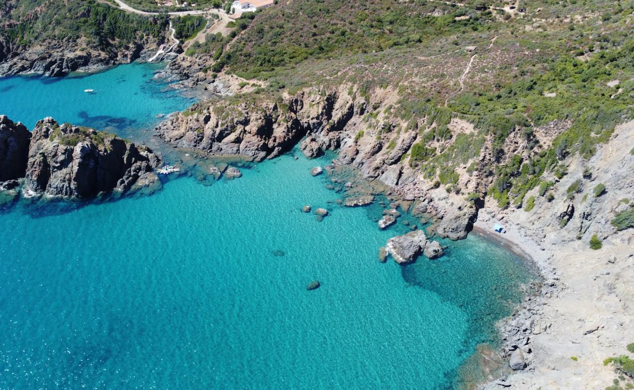 Photo de Cala d'Arcu Silibedda Beach avec galets gris de surface